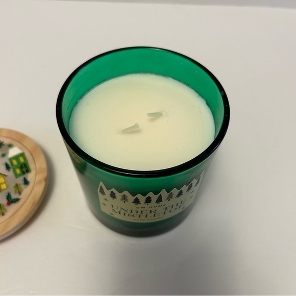 DW Home Under the Mistletoe - Picture 3 of 6